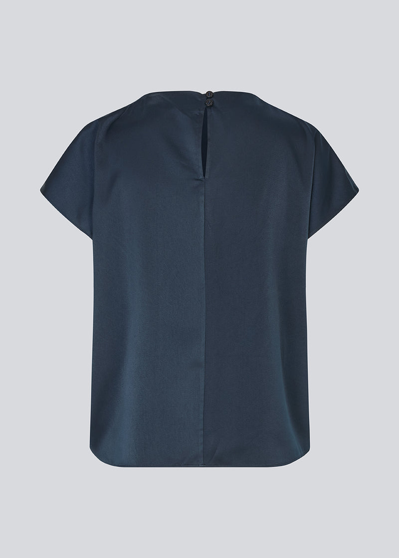 Top with short sleeves in satin. Pietromd top has a high neck with pleats and a loose fit. The model is 175 cm and wears a size s/36.