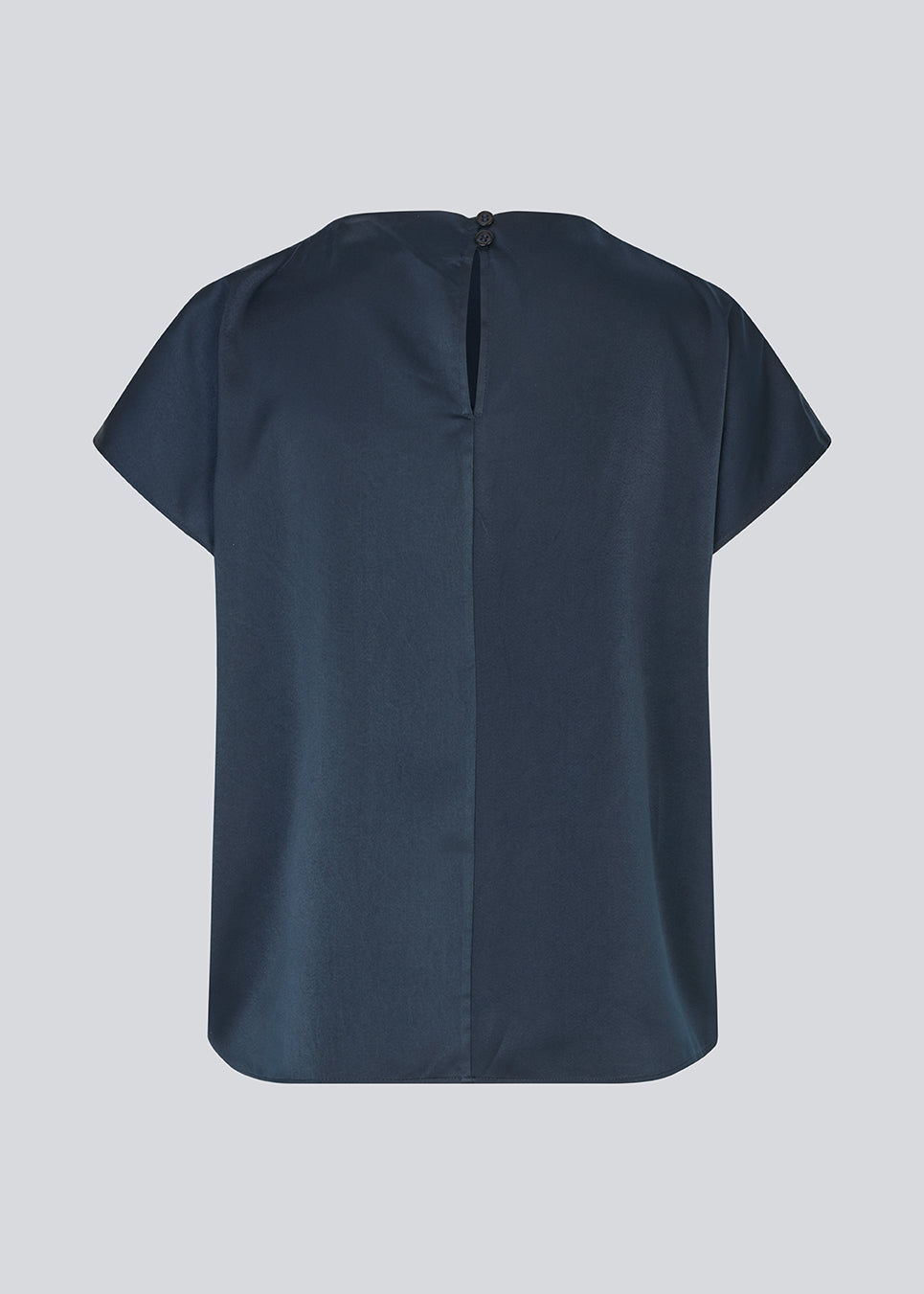Top with short sleeves in satin. Pietromd top has a high neck with pleats and a loose fit. The model is 175 cm and wears a size s/36.