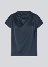 Top with short sleeves in satin. Pietromd top has a high neck with pleats and a loose fit. The model is 175 cm and wears a size s/36.