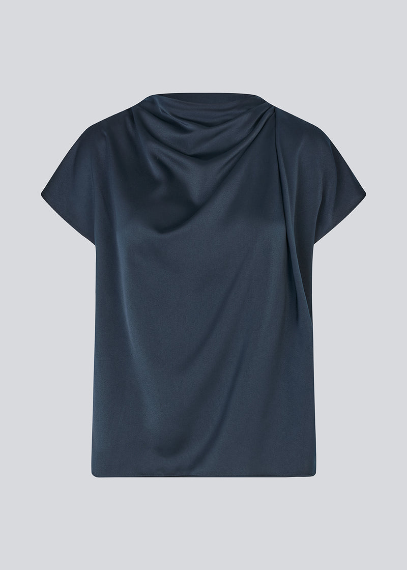 Top with short sleeves in satin. Pietromd top has a high neck with pleats and a loose fit. The model is 175 cm and wears a size s/36.
