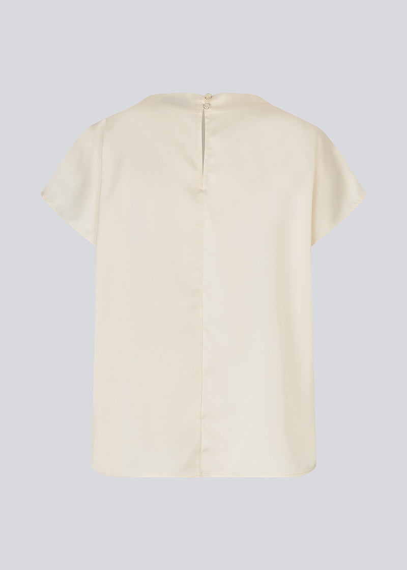 Top with short sleeves in satin. Pietromd top has a high neck with pleats and a loose fit. The model is 175 cm and wears a size s/36.