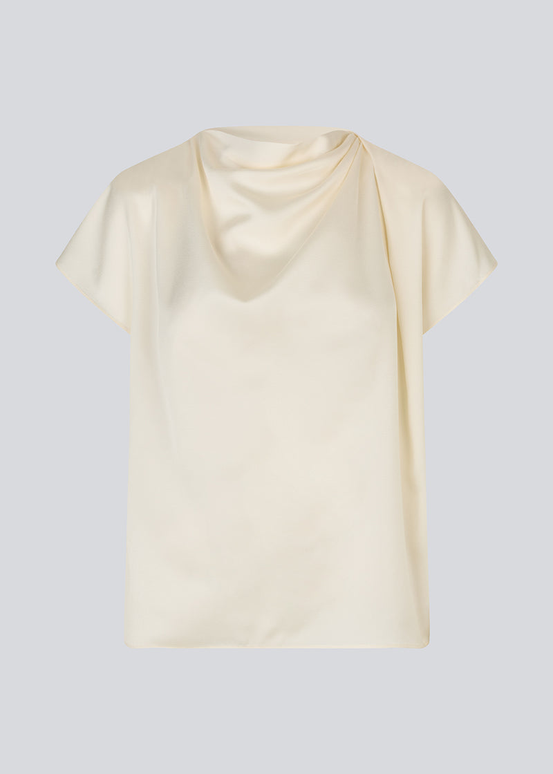 Top with short sleeves in satin. Pietromd top has a high neck with pleats and a loose fit. The model is 175 cm and wears a size s/36.