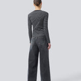 Tight-fitting T-shirt in ribbed jersey. Pilmd LS stripe T-shirt has long sleeves and is made of 100% organic cotton. The model is 175 cm and wears a size S/36.