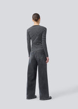 Tight-fitting T-shirt in ribbed jersey. Pilmd LS stripe T-shirt has long sleeves and is made of 100% organic cotton. The model is 175 cm and wears a size S/36.