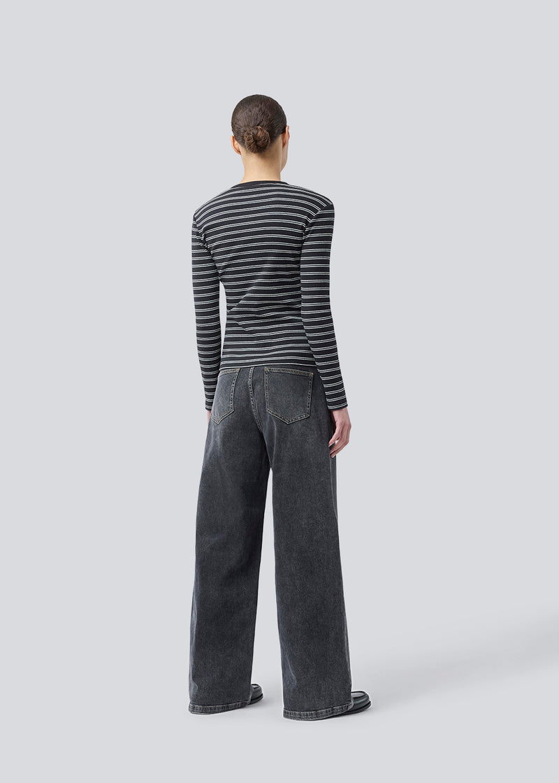 Tight-fitting T-shirt in ribbed jersey. Pilmd LS stripe T-shirt has long sleeves and is made of 100% organic cotton. The model is 175 cm and wears a size S/36.