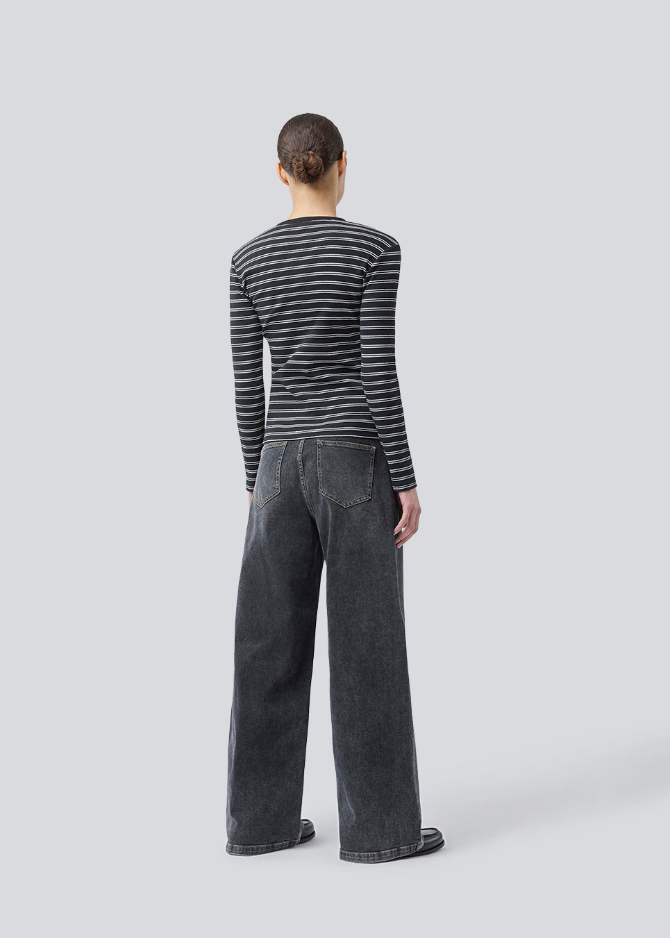Tight-fitting T-shirt in ribbed jersey. Pilmd LS stripe T-shirt has long sleeves and is made of 100% organic cotton. The model is 175 cm and wears a size S/36.