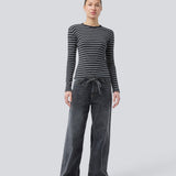 Tight-fitting T-shirt in ribbed jersey. Pilmd LS stripe T-shirt has long sleeves and is made of 100% organic cotton. The model is 175 cm and wears a size S/36.
