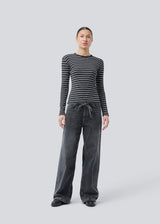 Tight-fitting T-shirt in ribbed jersey. Pilmd LS stripe T-shirt has long sleeves and is made of 100% organic cotton. The model is 175 cm and wears a size S/36.