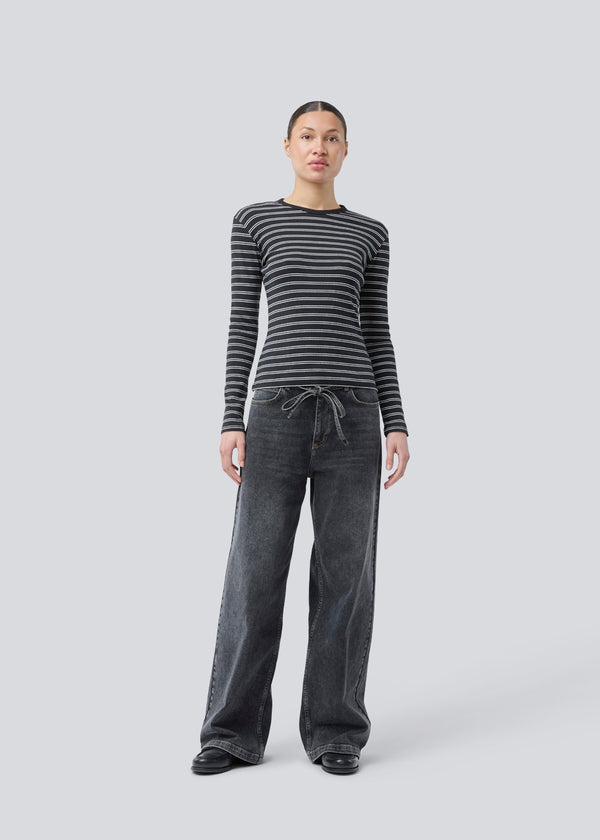 Tight-fitting T-shirt in ribbed jersey. Pilmd LS stripe T-shirt has long sleeves and is made of 100% organic cotton. The model is 175 cm and wears a size S/36.