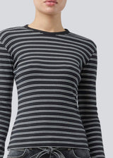 Tight-fitting T-shirt in ribbed jersey. Pilmd LS stripe T-shirt has long sleeves and is made of 100% organic cotton. The model is 175 cm and wears a size S/36.