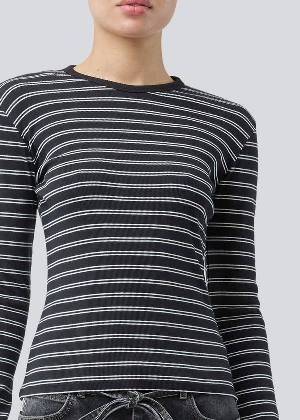 Tight-fitting T-shirt in ribbed jersey. Pilmd LS stripe T-shirt has long sleeves and is made of 100% organic cotton. The model is 175 cm and wears a size S/36.