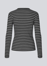 Tight-fitting T-shirt in ribbed jersey. Pilmd LS stripe T-shirt has long sleeves and is made of 100% organic cotton. The model is 175 cm and wears a size S/36.