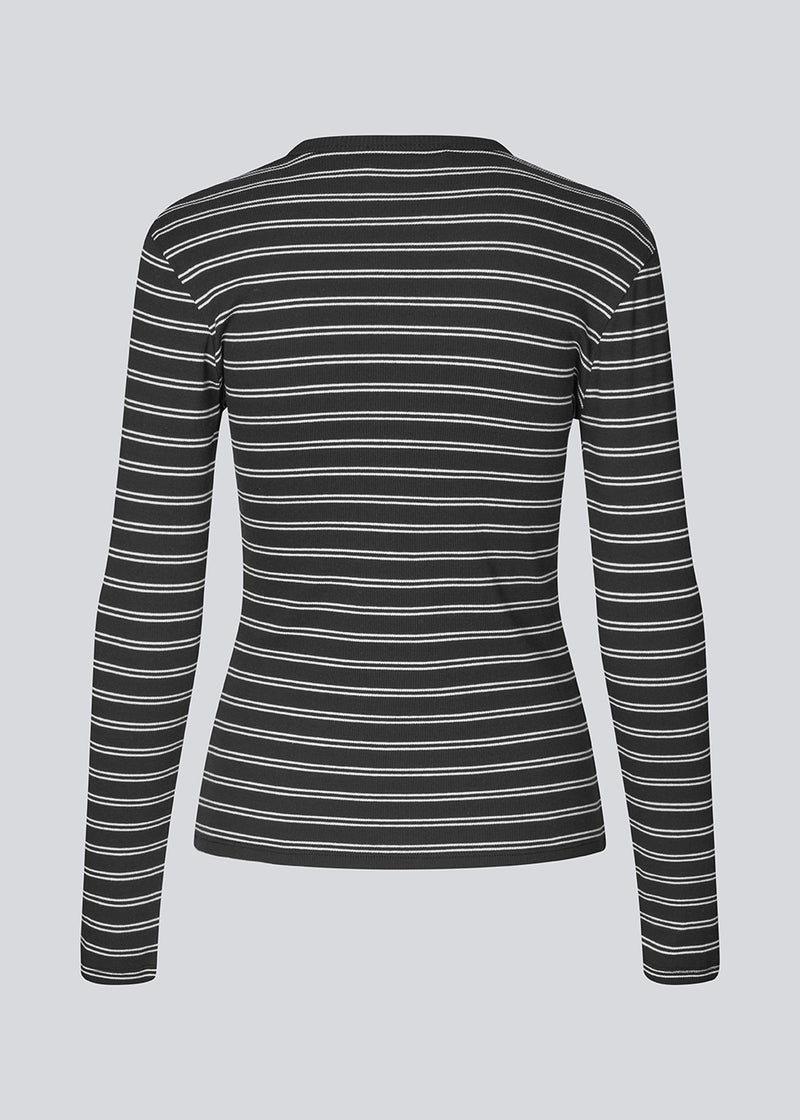 Tight-fitting T-shirt in ribbed jersey. Pilmd LS stripe T-shirt has long sleeves and is made of 100% organic cotton. The model is 175 cm and wears a size S/36.