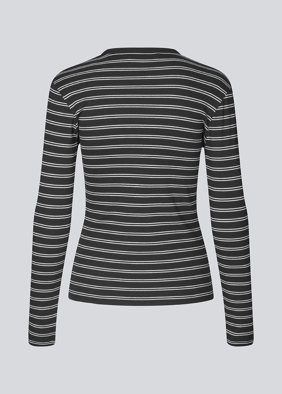 Tight-fitting T-shirt in ribbed jersey. Pilmd LS stripe T-shirt has long sleeves and is made of 100% organic cotton. The model is 175 cm and wears a size S/36.
