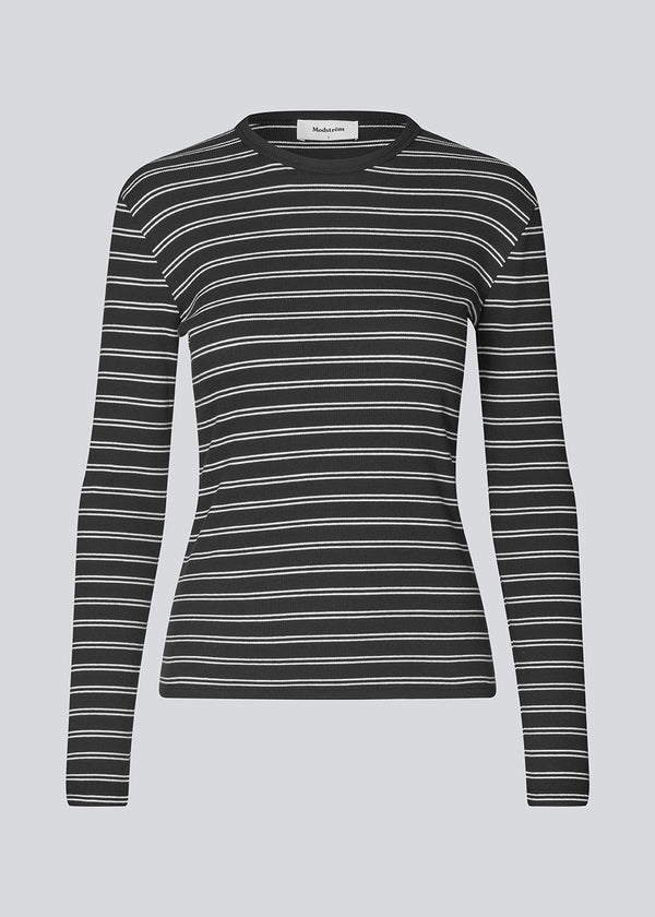 Tight-fitting T-shirt in ribbed jersey. Pilmd LS stripe T-shirt has long sleeves and is made of 100% organic cotton. The model is 175 cm and wears a size S/36.