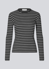Tight-fitting T-shirt in ribbed jersey. Pilmd LS stripe T-shirt has long sleeves and is made of 100% organic cotton. The model is 175 cm and wears a size S/36.