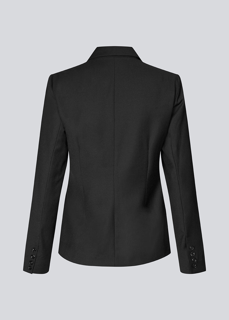 Slightly fitted blazer with a v-neck. Piloumd blazer has two front pockets and a slit at the sleeve with button closure.