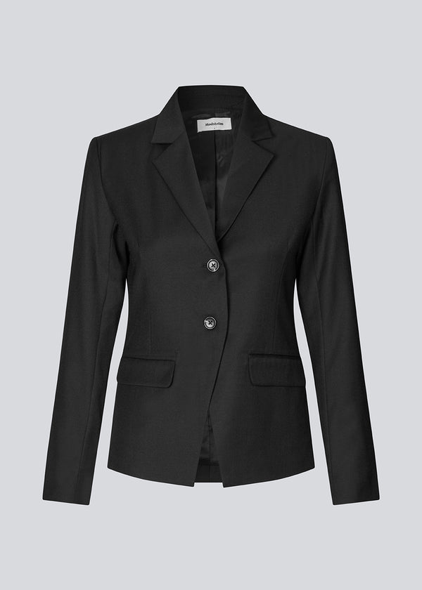 Slightly fitted blazer with a v-neck. Piloumd blazer has two front pockets and a slit at the sleeve with button closure.