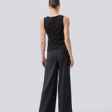 Pants with wide legs, pleats and an elastic waist. Piloumd pants has side pockets and a zipper with button closure in the side. The model is 175 cm and wears a size s/36.