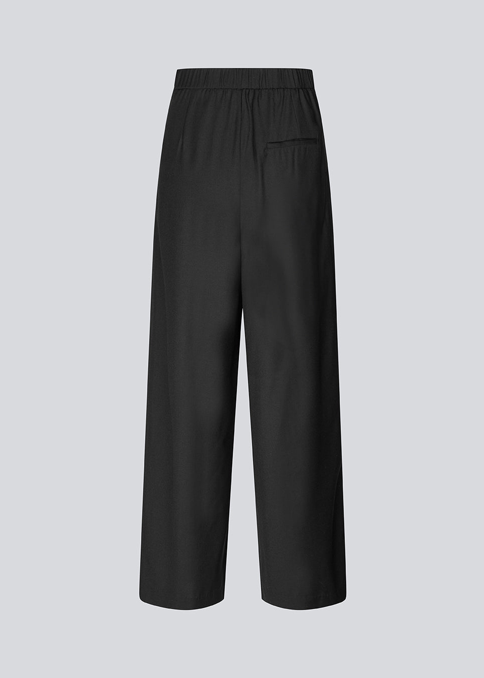 Pants with wide legs, pleats and an elastic waist. Piloumd pants has side pockets and a zipper with button closure in the side. The model is 175 cm and wears a size s/36.