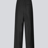 Pants with wide legs, pleats and an elastic waist. Piloumd pants has side pockets and a zipper with button closure in the side. The model is 175 cm and wears a size s/36.