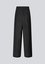 Pants with wide legs, pleats and an elastic waist. Piloumd pants has side pockets and a zipper with button closure in the side. The model is 175 cm and wears a size s/36.