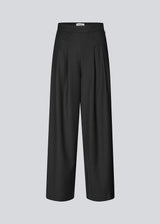 Pants with wide legs, pleats and an elastic waist. Piloumd pants has side pockets and a zipper with button closure in the side. The model is 175 cm and wears a size s/36.