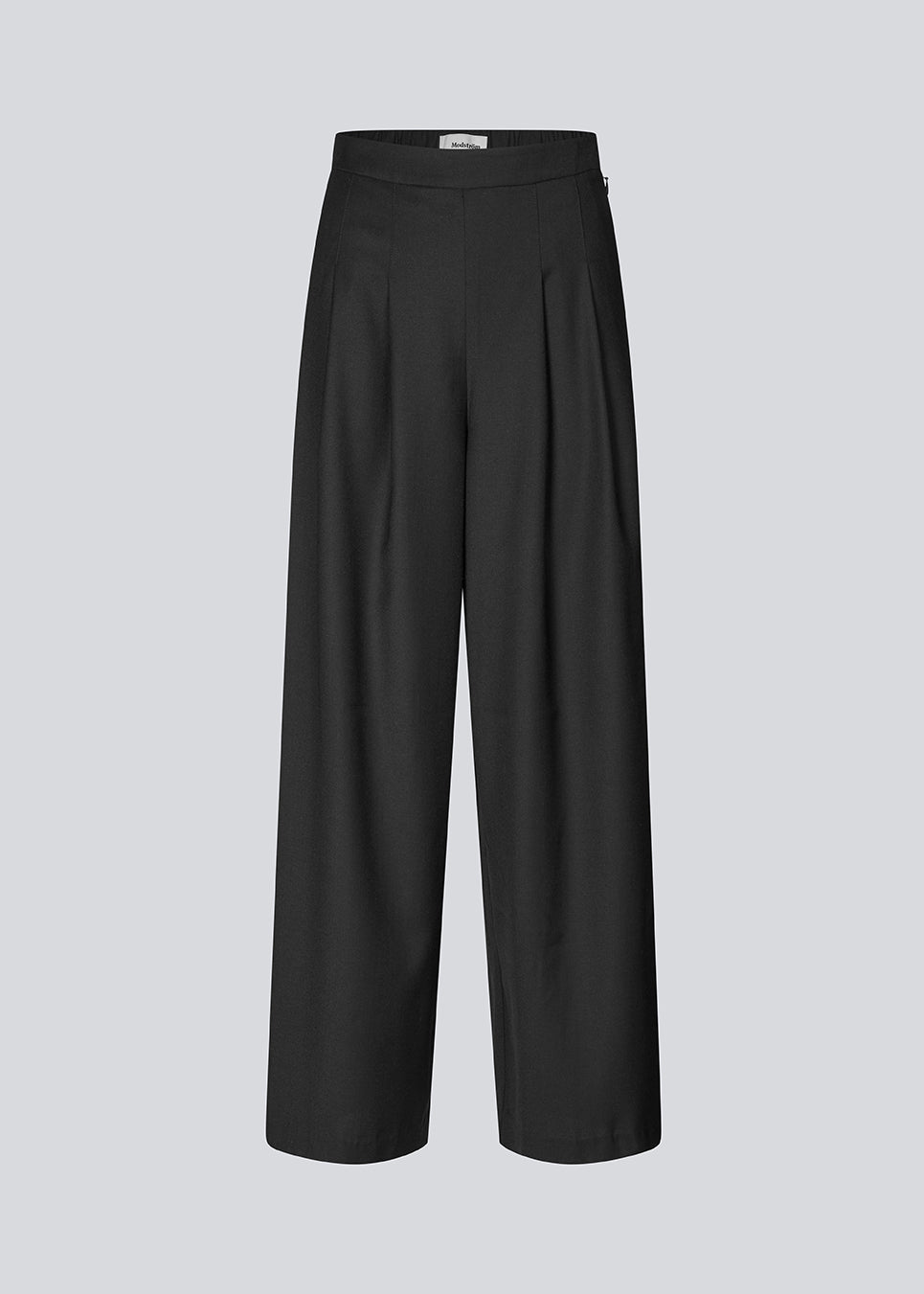 Pants with wide legs, pleats and an elastic waist. Piloumd pants has side pockets and a zipper with button closure in the side. The model is 175 cm and wears a size s/36.