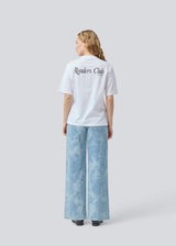 Loose T-shirt with print in 100% cotton. Pipemd t-shirt has an oversized fit and a round neckline. The model is 175 cm and wears a size s/36.