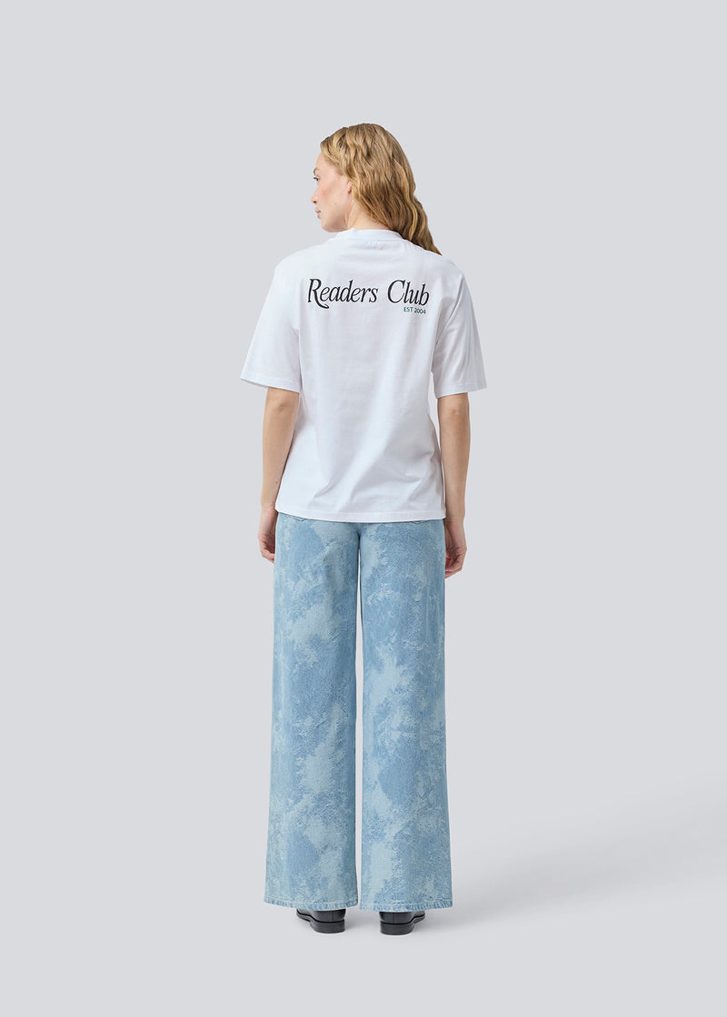 Loose T-shirt with print in 100% cotton. Pipemd t-shirt has an oversized fit and a round neckline. The model is 175 cm and wears a size s/36.