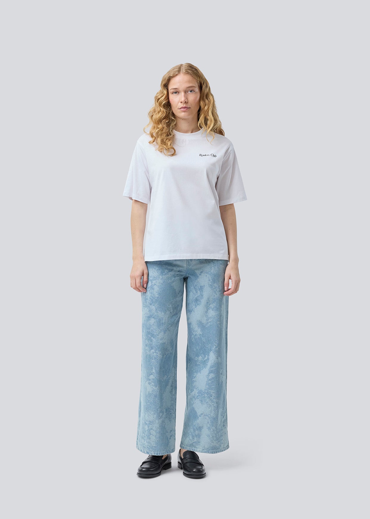 Loose T-shirt with print in 100% cotton. Pipemd t-shirt has an oversized fit and a round neckline. The model is 175 cm and wears a size s/36.