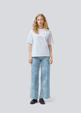 Loose T-shirt with print in 100% cotton. Pipemd t-shirt has an oversized fit and a round neckline. The model is 175 cm and wears a size s/36.