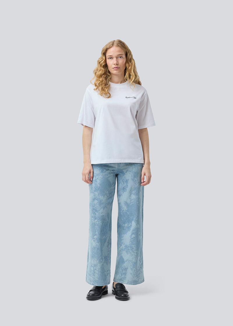 Loose T-shirt with print in 100% cotton. Pipemd t-shirt has an oversized fit and a round neckline. The model is 175 cm and wears a size s/36.