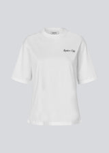 Loose T-shirt with print in 100% cotton. Pipemd t-shirt has an oversized fit and a round neckline. The model is 175 cm and wears a size s/36.