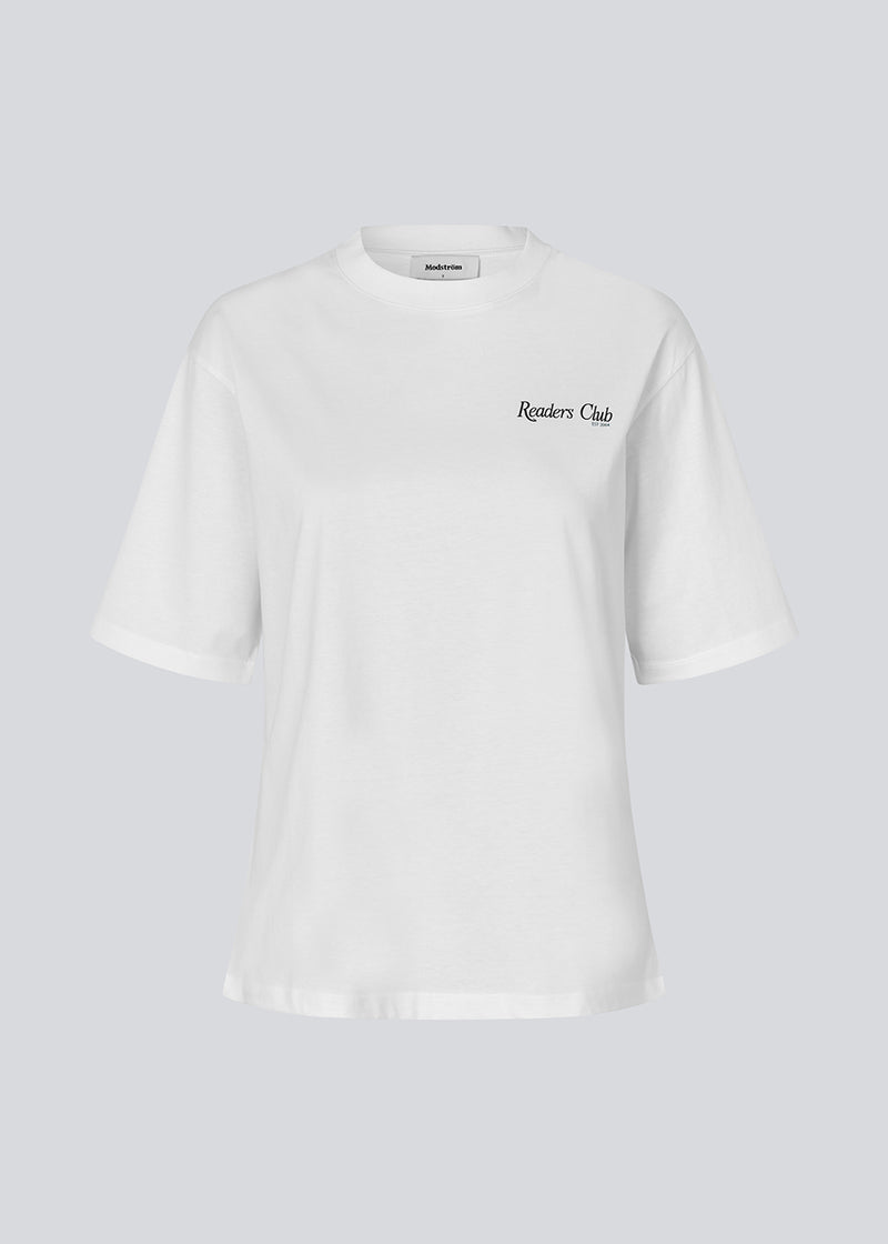 Loose T-shirt with print in 100% cotton. Pipemd t-shirt has an oversized fit and a round neckline. The model is 175 cm and wears a size s/36.