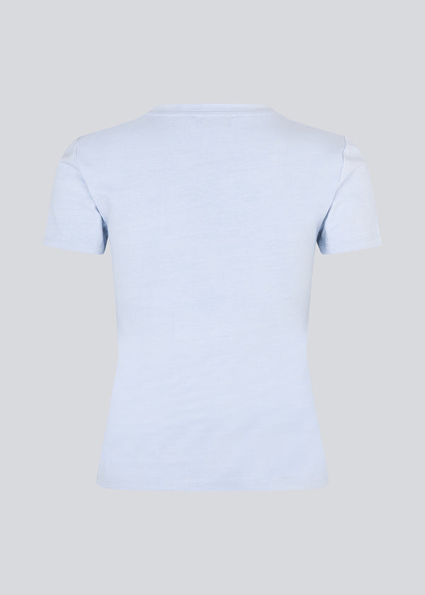Fitted T-shirt with rhinestone print in organic cotton. Plaimamd print shirt is slightly cropped and has a round neck. The model is 175 cm and wears a size s/36.