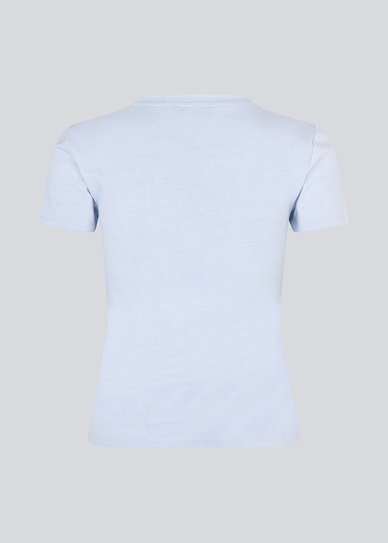 Fitted T-shirt with rhinestone print in organic cotton. Plaimamd print shirt is slightly cropped and has a round neck. The model is 175 cm and wears a size s/36.