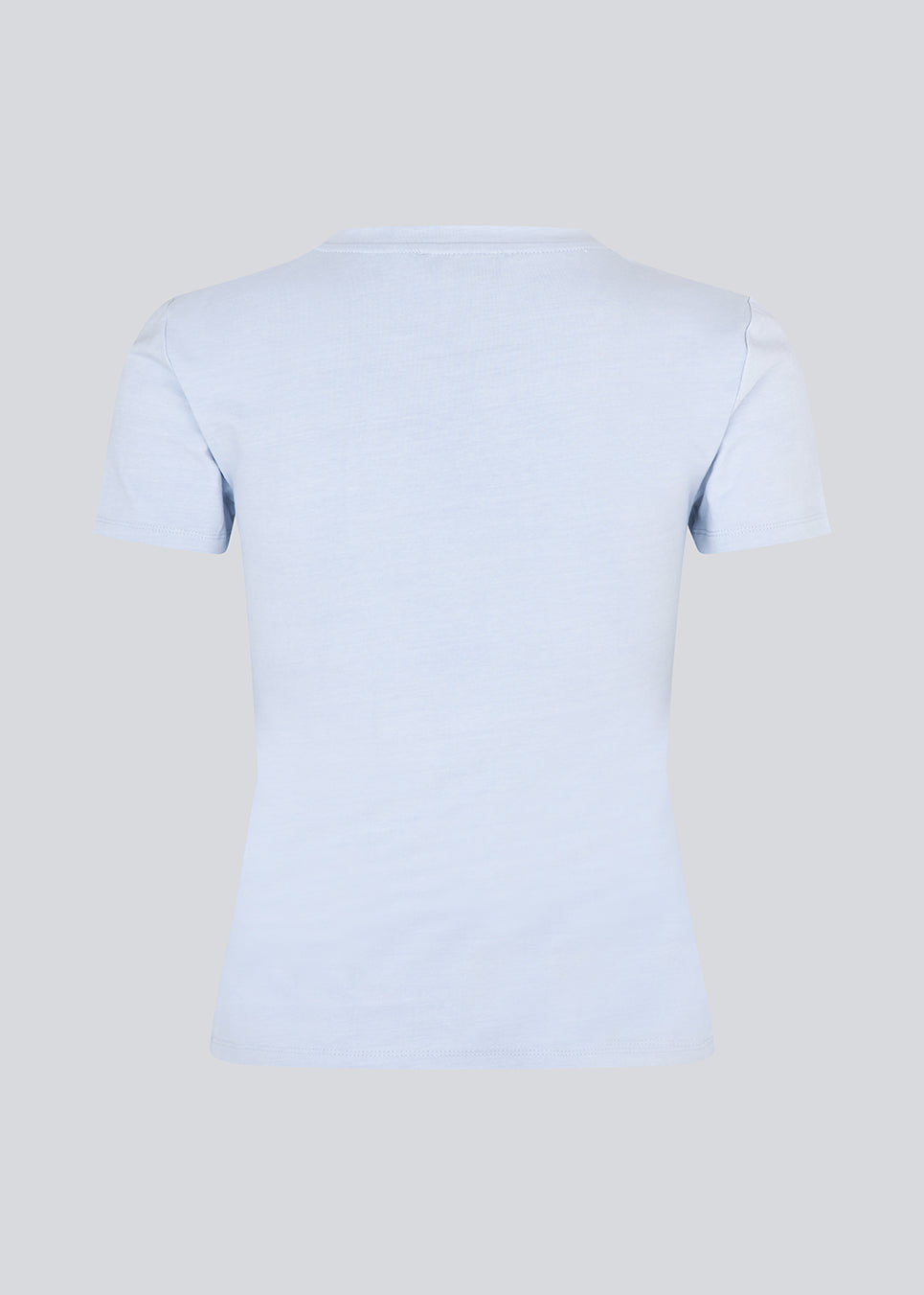 Fitted T-shirt with rhinestone print in organic cotton. Plaimamd print shirt is slightly cropped and has a round neck. The model is 175 cm and wears a size s/36.