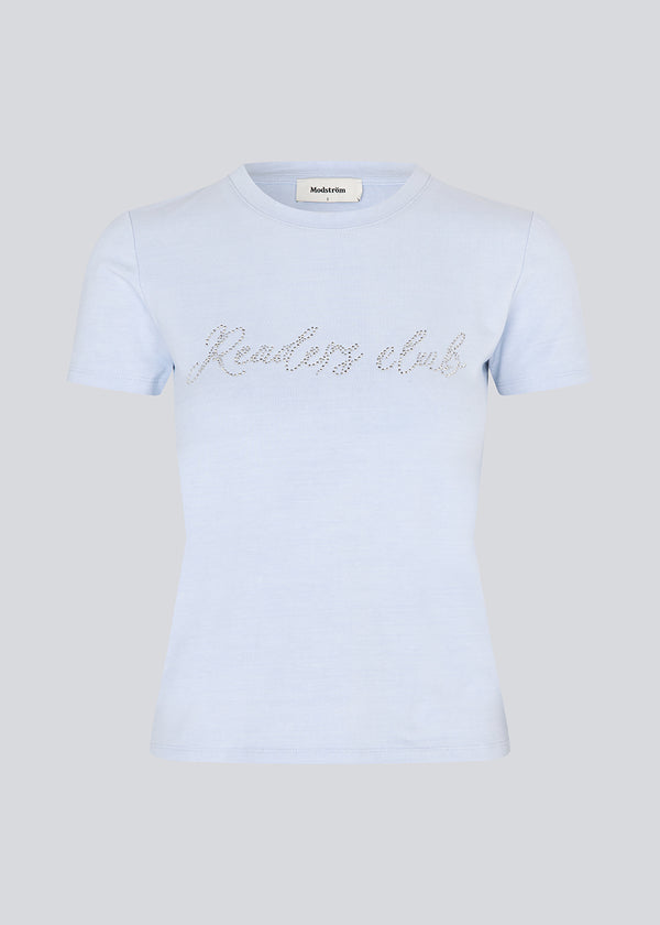 Fitted T-shirt with rhinestone print in organic cotton. Plaimamd print shirt is slightly cropped and has a round neck. The model is 175 cm and wears a size s/36.