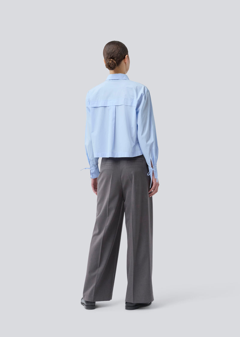 Short shirt in 100% organic cotton. Poemymd shirt has a hidden button closure and cuffs with tie closure. The model is 175 cm and wears a size s/36.