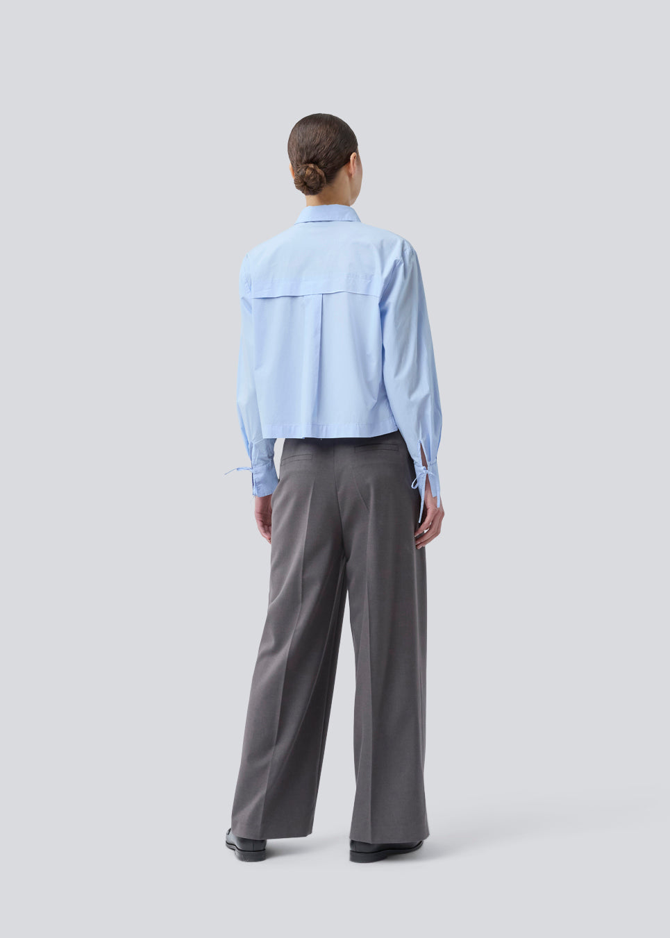 Short shirt in 100% organic cotton. Poemymd shirt has a hidden button closure and cuffs with tie closure. The model is 175 cm and wears a size s/36.