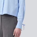 Short shirt in 100% organic cotton. Poemymd shirt has a hidden button closure and cuffs with tie closure. The model is 175 cm and wears a size s/36.