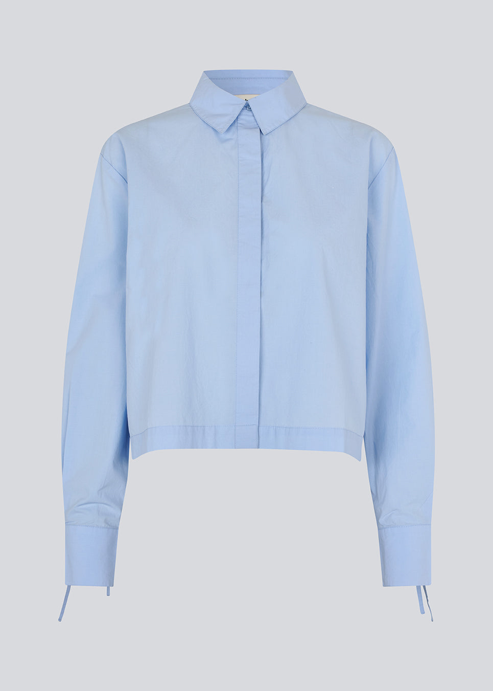 Short shirt in 100% organic cotton. Poemymd shirt has a hidden button closure and cuffs with tie closure. The model is 175 cm and wears a size s/36.