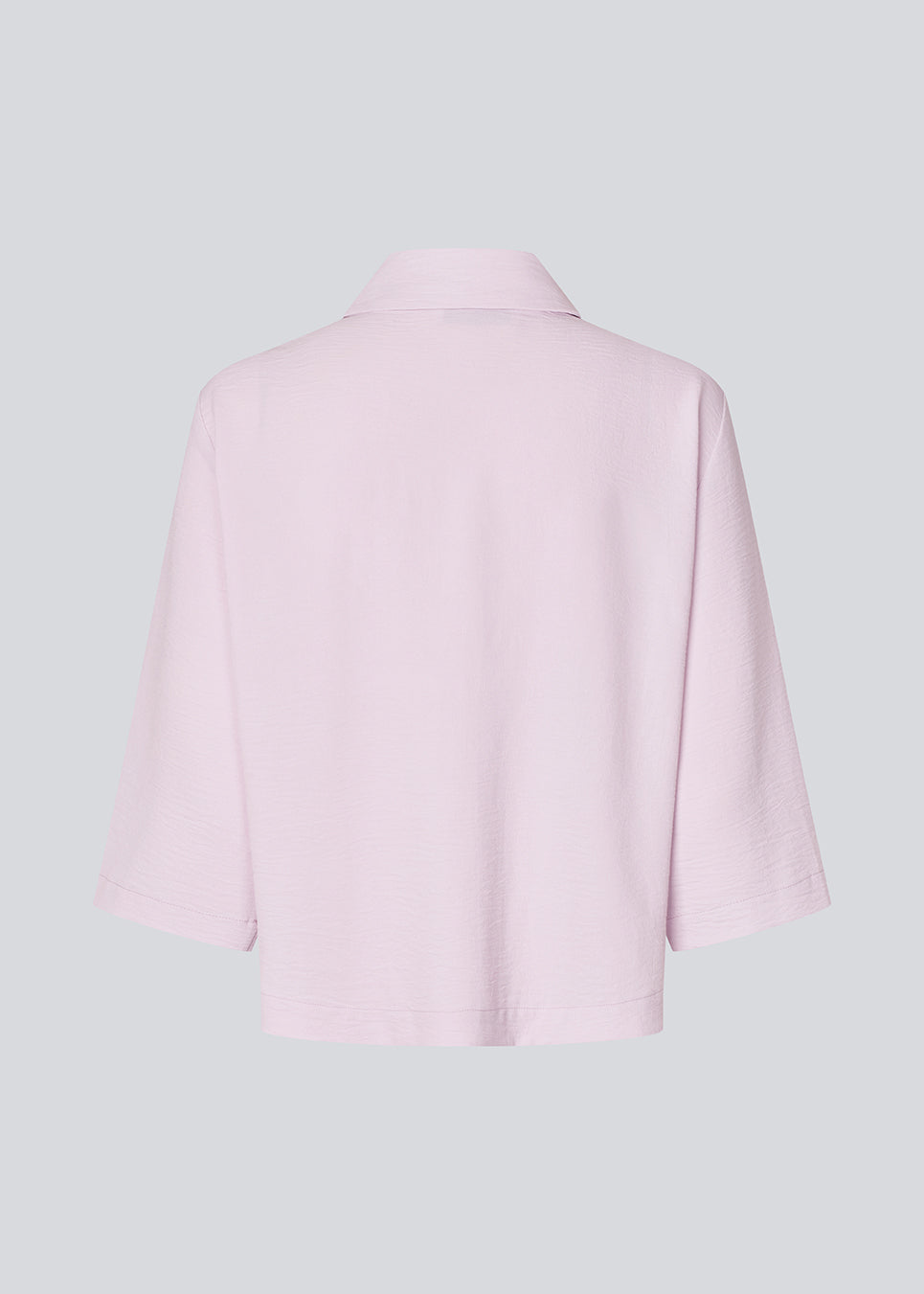 Shirt with 3/4 sleeves in 100% recycled polyester. Popelmd shirt has a loose fit and button closure in front.