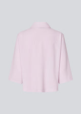 Shirt with 3/4 sleeves in 100% recycled polyester. Popelmd shirt has a loose fit and button closure in front.