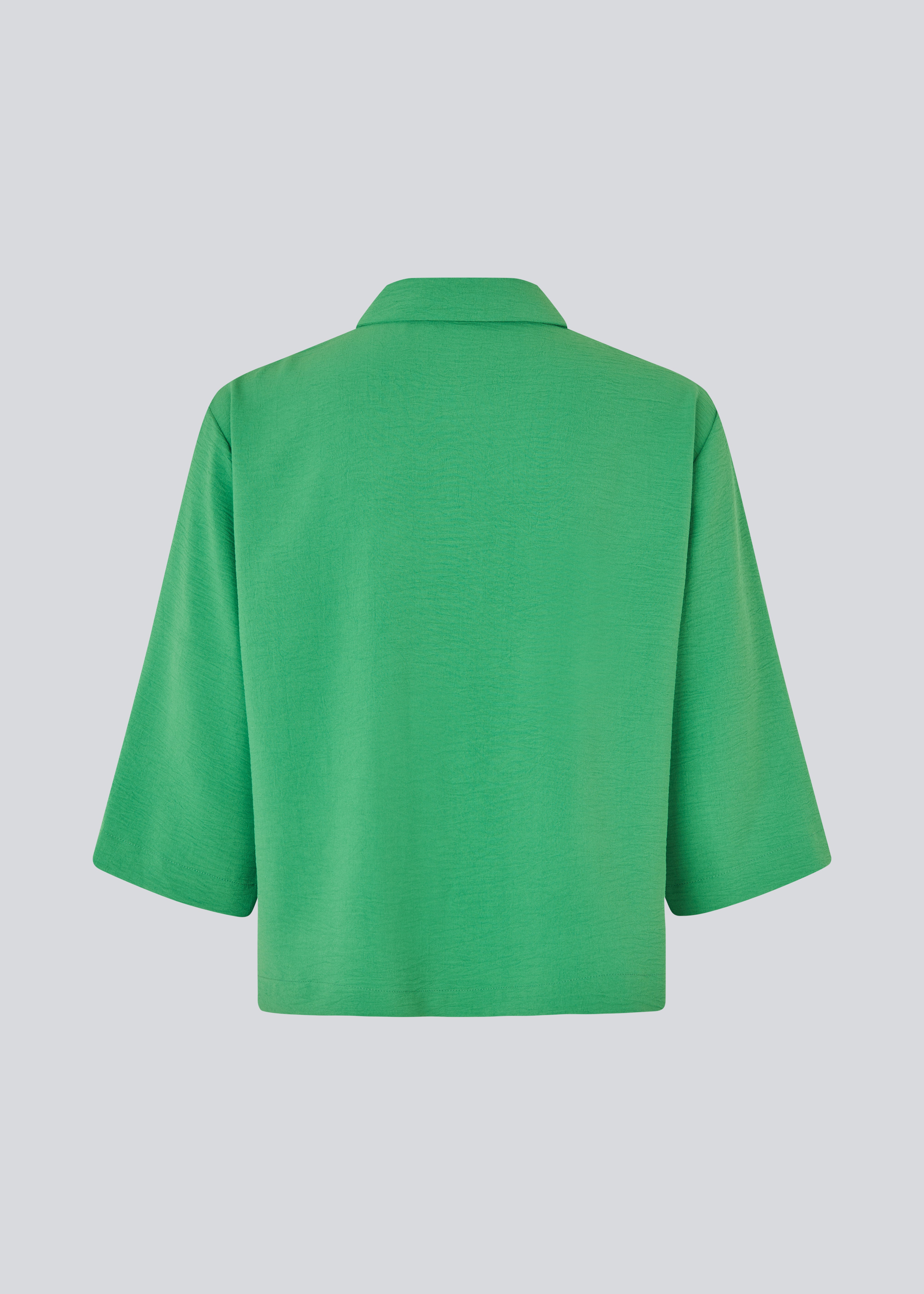 Shirt with 3/4 sleeves in 100% recycled polyester.  Popelmd shirt has a loose fit and button closure in front. The model is 175 cm and wears a size s/36.