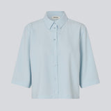 Shirt with 3/4 sleeves in 100% recycled polyester in the color Plein Air. Popelmd shirt has a loose fit and button closure in front.&nbsp;