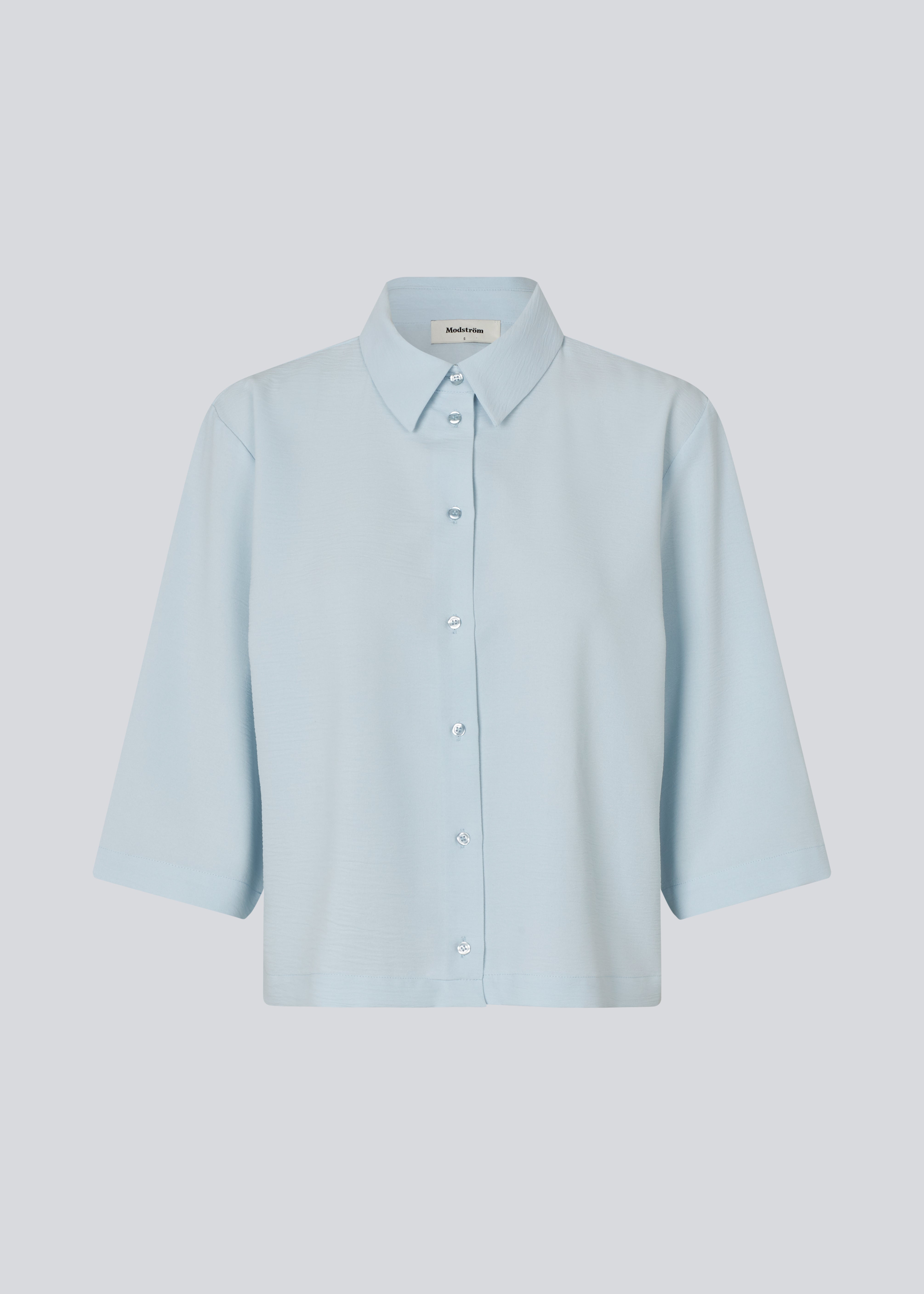 Shirt with 3/4 sleeves in 100% recycled polyester in the color Plein Air. Popelmd shirt has a loose fit and button closure in front.&nbsp;