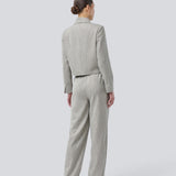 Short jacket with a shirt collar and front button closure. Popemd jacket has long sleeves with slits and a chest pocket. The model is 175 cm and wears a size S/36.