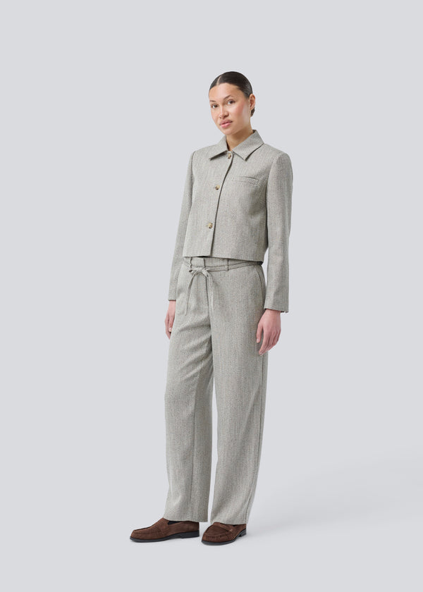 Straight-leg trousers with a tie belt. Popemd pants have an elastic waistband and side pockets. The model is 175 cm and wears a size S/36.